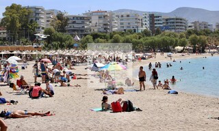 «Κι από Μάη, καλοκαίρι»: Ξεχύθηκαν στις παραλίες για δεύτερη ημέρα οι κάτοικοι της Αθήνας