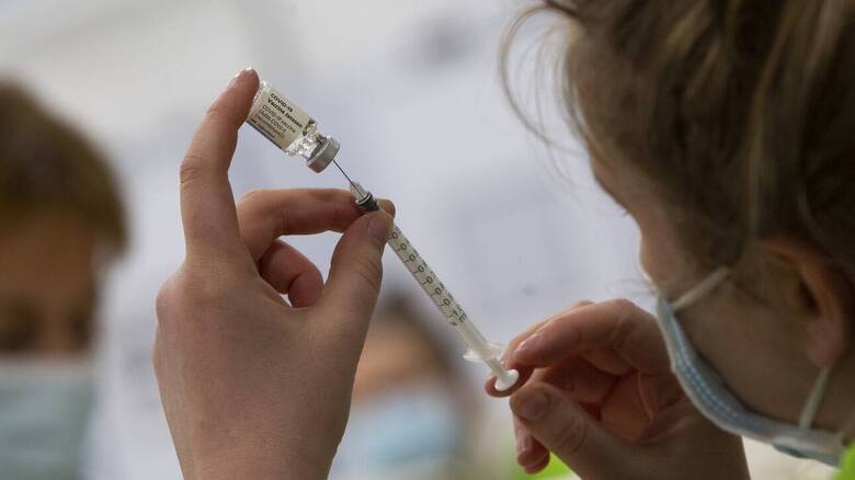 «Δεν τα ρίχνω στο εμβόλιο, αλλά αν δεν κάνει, πετάξτε το»: Τι λέει ο σύζυγος της 44χρονης