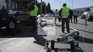 Τροχαίο στη Λ. Αθηνών: Λεωφορείο έριξε δύο φωτεινούς σηματοδότες πάνω σε οχήματα