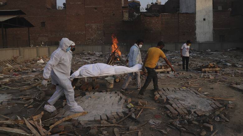 Νέο τραγικό ρεκόρ θανάτων στην Ινδία: Πάνω από 4.200 νεκροί - «Θερίζει» η μετάλλαξη