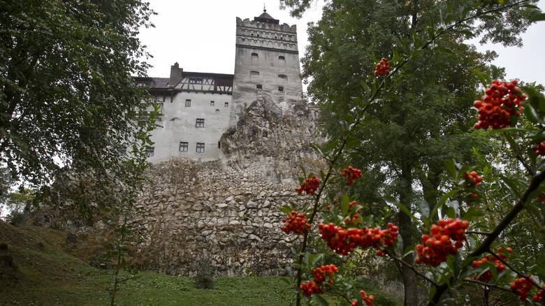 «Ένα διαφορετικό τσίμπημα»: Το κάστρο του Κόμη Δράκουλα στη Ρουμανία έγινε κέντρο εμβολιασμού