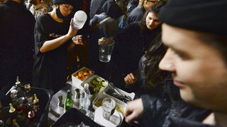 Κορωνοϊός - Πολωνία: Με σαμπάνιες γιόρτασαν την επαναλειτουργία των μπαρ