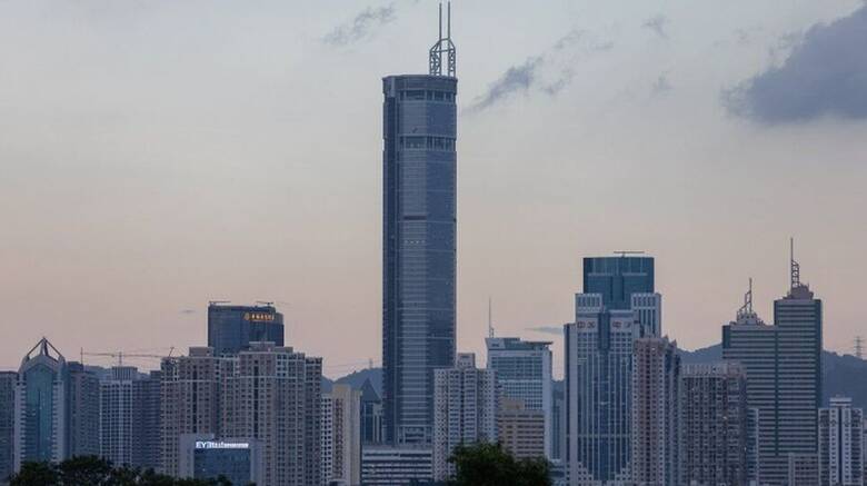 Πανικός στην Κίνα: Ουρανοξύστης ταλαντεύεται χωρίς να γίνει σεισμός – Αλλόφρονες έτρεχαν οι πεζοί