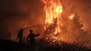 Φωτιά στο Σχίνο Λουτρακίου: Δύσκολη νύχτα για τους κατοίκους - Εκκενώθηκαν δύο οικισμοί