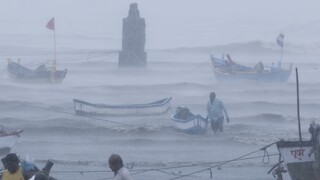 Νέος κυκλώνας απειλεί την διαλυμένη από την πανδημία Ινδία - Δεκάδες αγνοούμενους ψάχνει το ναυτικό