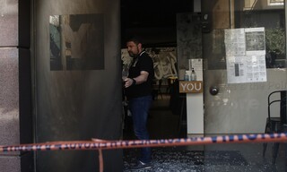 Εμπρηστικές επιθέσεις: Ο Χαρδαλιάς με τη σύζυγό του αποτίμησαν τις ζημιές στα καταστήματα