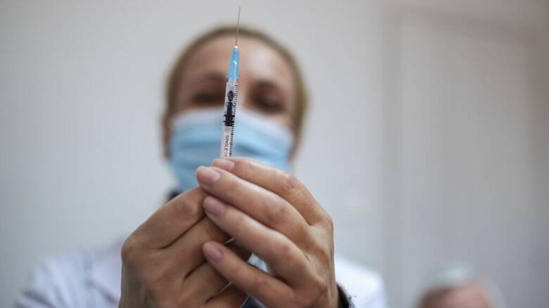 Εμβολιασμός: Όλες οι νέες οδηγίες - Τι προβλέπεται για τις γυναίκες, τους νέους και τα παιδιά