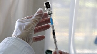 Εμβολιασμός: Όλες οι νέες οδηγίες μετά τα περιστατικά θρομβώσεων - Τι ισχύει για τα παιδιά