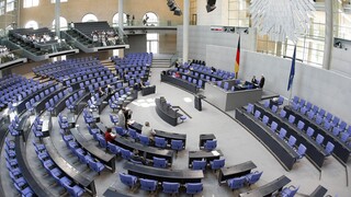 Σόιμπλε και Μέρκελ αποφάσιζαν μόνοι:Ελλιπής η ενημέρωση της γερμανικής Βουλής για την ελληνική κρίση