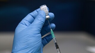 Εμβόλιο κορωνοϊός - Καπραβέλος: Σημαντικό να «σπάσουν» οι νέοι τη διασπορά του ιού