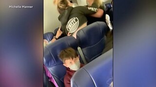 Άγριος τσακωμός εν πτήσει για τη μάσκα - Αιμόφυρτη η αεροσυνοδός μετά την επίθεση επιβάτη