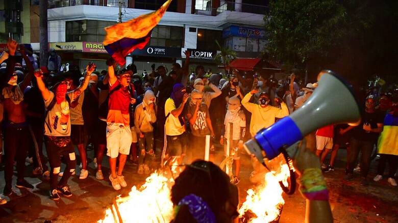 «Φλέγεται» η Κολομβία: Δέκα νεκροί σε αντικυβερνητικές διαδηλώσεις στο Κάλι