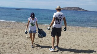 Χιλιάδες τόνοι πλαστικών κατακλύζουν τις ελληνικές παραλίες και θάλασσες