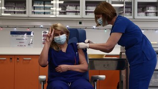 «Μονόδρομος τα εμβόλια»: Η νοσηλεύτρια που εμβολιάστηκε πρώτη στην Ελλάδα μιλά για τον κορωνοϊό