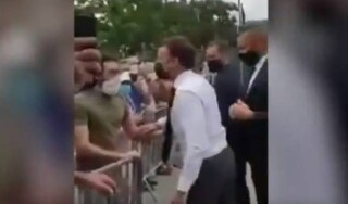 Νεαρός χαστούκισε τον Μακρόν - Το βίντεο με την επίθεση στον Γάλλο πρόεδρο