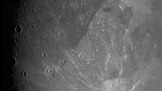 Juno: Οι πρώτες κοντινές φωτογραφίες από το παγωμένο φεγγάρι του Δία