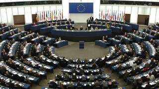 Η Ευρωβουλή θα κινηθεί νομικά κατά της Κομισιόν εάν δεν συνδέσει Ταμείο Ανάκαμψης με Κράτος Δικαίου
