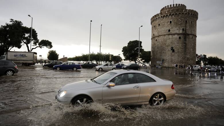 Σφοδρή καταιγίδα και χαλάζι στη Θεσσαλονίκη - «Ποτάμια» οι δρόμοι, πλημμύρισαν υπόγεια
