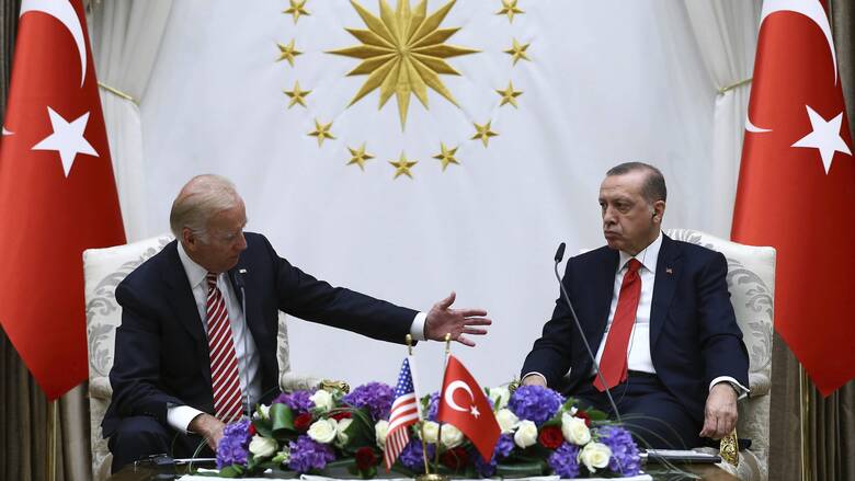 Άρθρο Bloomberg: Ο Μπάιντεν πρέπει να κόψει τον Γόρδιο Δεσμό με την Τουρκία