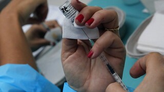 Κορωνοϊός - Γαλλία: Με ειδικές βελόνες ξεκίνησε ο εμβολιασμός των 12χρονων