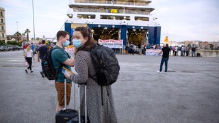 Χαμός στον Πειραιά: Με τις βαλίτσες στο χέρι οι επιβάτες - Απεργούν οι ναυτεργάτες