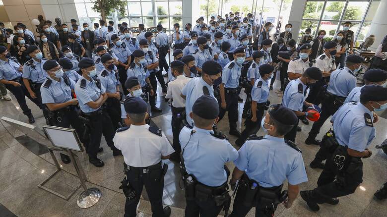 Έφοδος στης αστυνομίας σε γραφεία εφημερίδας στο Χονγκ Κονγκ - Πέντε συλλήψεις και κατασχέσεις