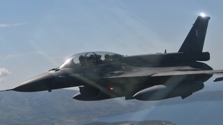 Πτήση του αρχηγού ΓΕΕΘΑ με μαχητικό F-16 πάνω από το μνημείο του Νίκου Σιαλμά