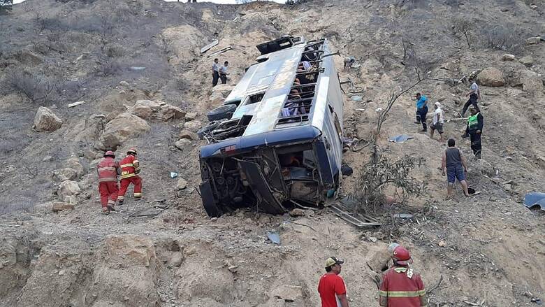 Τραγωδία στο Περού: Τουλάχιστον 27 νεκροί από πτώση λεωφορείου σε χαράδρα