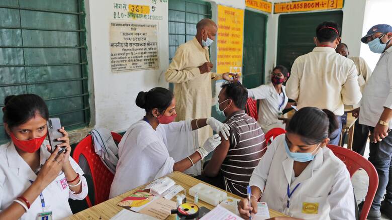 Ινδία: Ξεκινά ο εμβολιασμός όλων των ενηλίκων-Στη μάχη κατά του κορωνοϊού και η γιόγκα