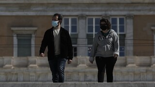Πότε βγαίνουν οι μάσκες σε εξωτερικούς χώρους  – Τι θα εισηγηθούν οι επιστήμονες