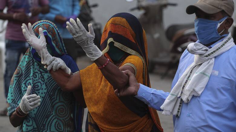 Ινδία: Στη δίνη της πανδημίας – Ακόμη 1.321 θάνατοι εξαιτίας της COVID-19