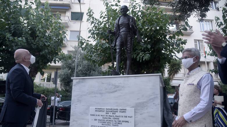 Αποκαλυπτήρια ανδριάντα του Μαχάτμα Γκάντι στην Αθήνα παρουσία του Ινδού ΥΠΕΞ