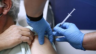 Κορωνοϊός: Ξεκινούν οι εμβολιασμοί κατ' οίκον με ιδιώτες γιατρούς