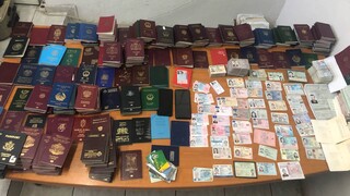 Τους έπιασαν στα «πράσα» με εκατοντάδες πλαστά διαβατήρια