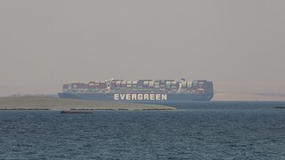 Το Ever Given «σήκωσε άγκυρες»: Το τεράστιο πλοίο εγκαταλείπει επιτέλους τη Διώρυγα του Σουέζ