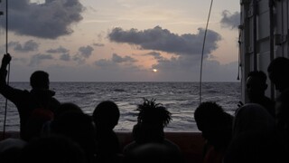 Ocean Viking: Ζητά επειγόντως λιμάνι για να αποβιβάσει 572 μετανάστες που περισυνέλλεξε