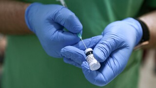 Πώς οργάνωσε ο γιατρός τους «μαϊμού» εμβολιασμούς σε αρνητές - Παραμένει άφαντος