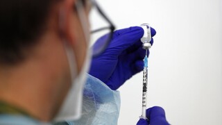Κορωνοϊός: AstraZeneca και J&J ερευνούν τροποποίηση των εμβολίων προς αποφυγή σπάνιων θρομβώσεων