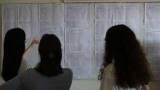 Πανελλήνιες 2021: Πόσοι υποψήφιοι έγραψαν κάτω από τη βάση