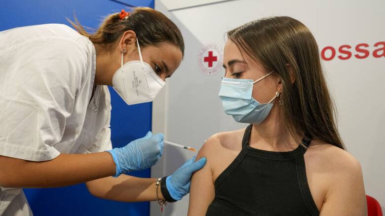 Κορωνοϊός: Ανοίγει την Πέμπτη η πλατφόρμα για τον εμβολιασμό των εφήβων 15-17 ετών
