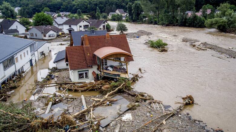 Στο έλεος των φονικών πλημμυρών η Γερμανία: Εκατοντάδες αγνοούμενοι - Μέρκελ: Θα είμαστε μαζί σας