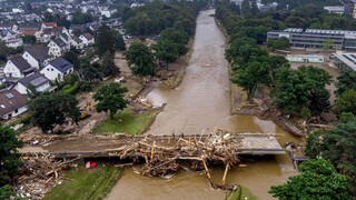 «Εμπόλεμη ζώνη» από τις πλημμύρες η δυτική Ευρώπη - Αγώνας δρόμου για επιζώντες