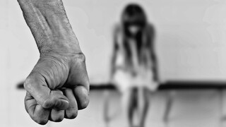 Υπουργείο Εργασίας: Καμία γυναίκα μόνη απέναντι σε περιστατικά έμφυλης και ενδοοικογενειακής βίας