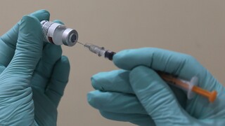 Υποχρεωτικοί εμβολιασμοί: Ποιοι εργαζόμενοι επηρεάζονται από τη νέα νομοθετική διάταξη