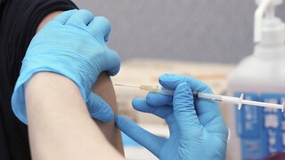 Τι ισχύει με τα εμβόλια και το DNA μας: Δύο Έλληνες επιστήμονες καταρρίπτουν τους μύθους