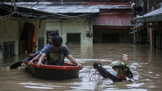 Σφοδρές βροχοπτώσεις στις Φιλιππίνες - Χιλιάδες εκτοπισμένοι από πλημμυρισμένα προάστια