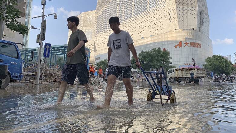 Kίνα: Μετά τις φονικές πλημμύρες κλείνουν λιμάνια και σιδηρόδρομοι ενόψει τυφώνα Ιν-Φα