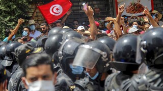 Τυνησία: Παύθηκε η κυβέρνηση από τον πρόεδρο - Στους δρόμους ο στρατός