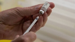 Κορωνοϊός: Δεύτερη δόση για τον σύζυγο της Γλυκερίας που πέθανε μετά τον εμβολιασμό