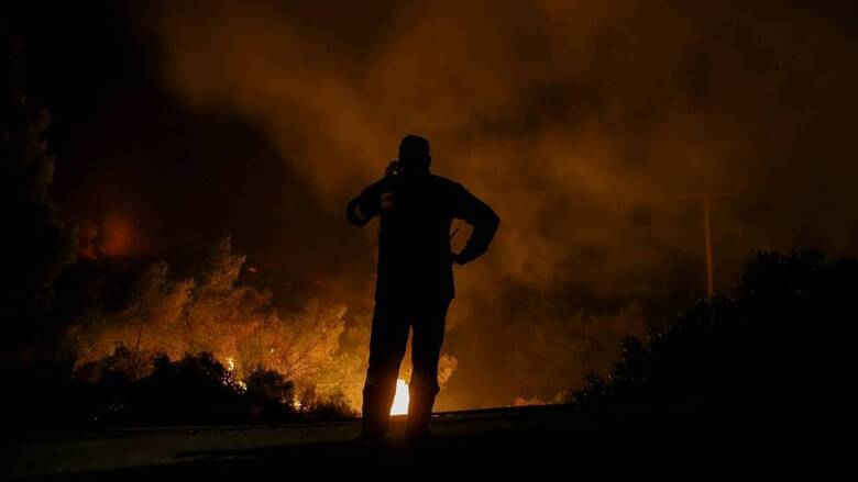 Φωτιές Αχαΐα - 112: Δύσκολη νύχτα για την Πυροσβεστική - Εκκενώθηκαν προληπτικά 10 οικισμοί